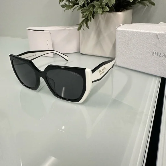 Prada PR 15WS - 09Q5S0 Sunglasses 54mm Black and White Prada  display picture 3